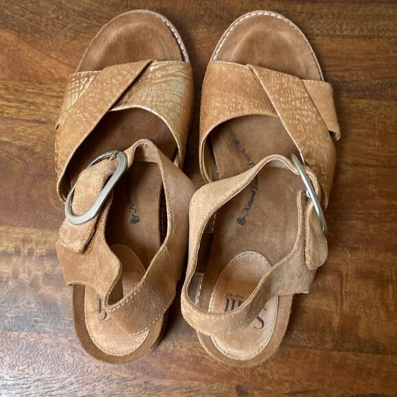 Sofft Brown Leather Cross-Strap Sandals - Picture 8 of 10